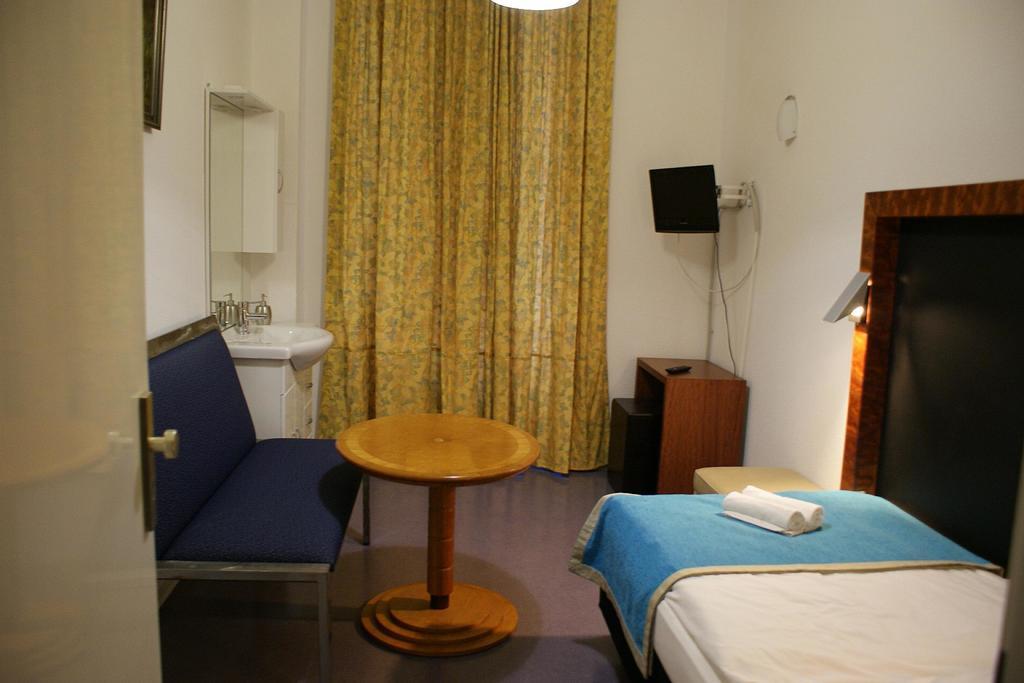 Hotel Garni Aaberna เบอร์ลิน ภายนอก รูปภาพ